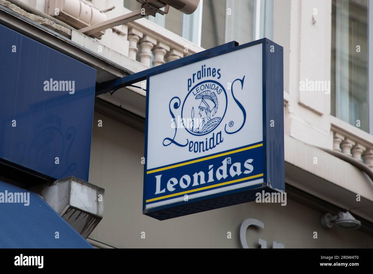 Bordeaux , Aquitaine Frankreich - 05 02 2023 : Leonidas Logo Marke und Schildertext Fassade Wandverkleidungsladen Eingang des berühmten belgischen Schokoladengeschäfts Stockfoto