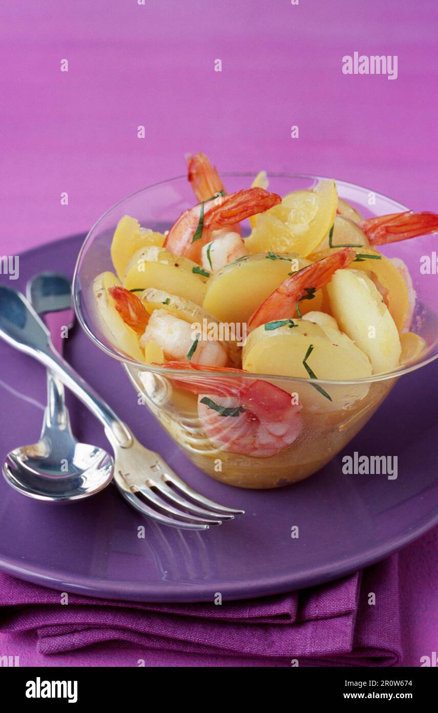 Ratte-Kartoffeln und Garnelen-Salat mit Basilikum-dressing Stockfoto