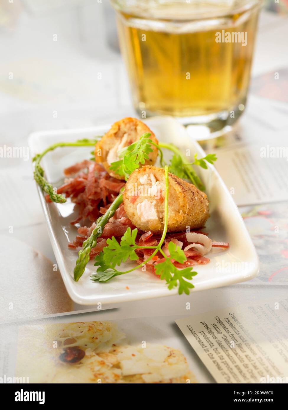 Serrano-Schinken und Hühnchen-Kroketten Stockfoto