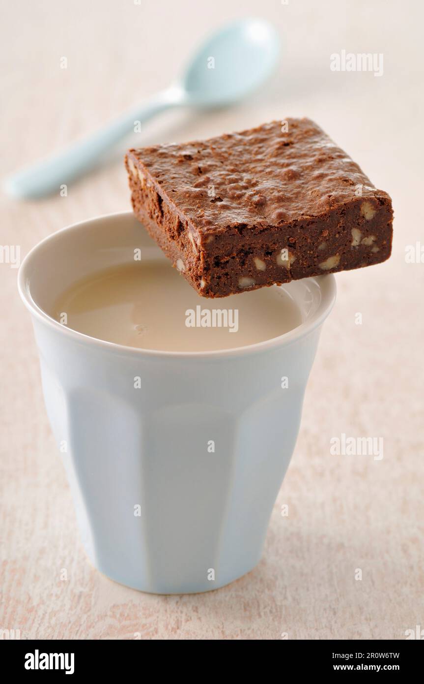 Milchtee und Brownie Stockfoto