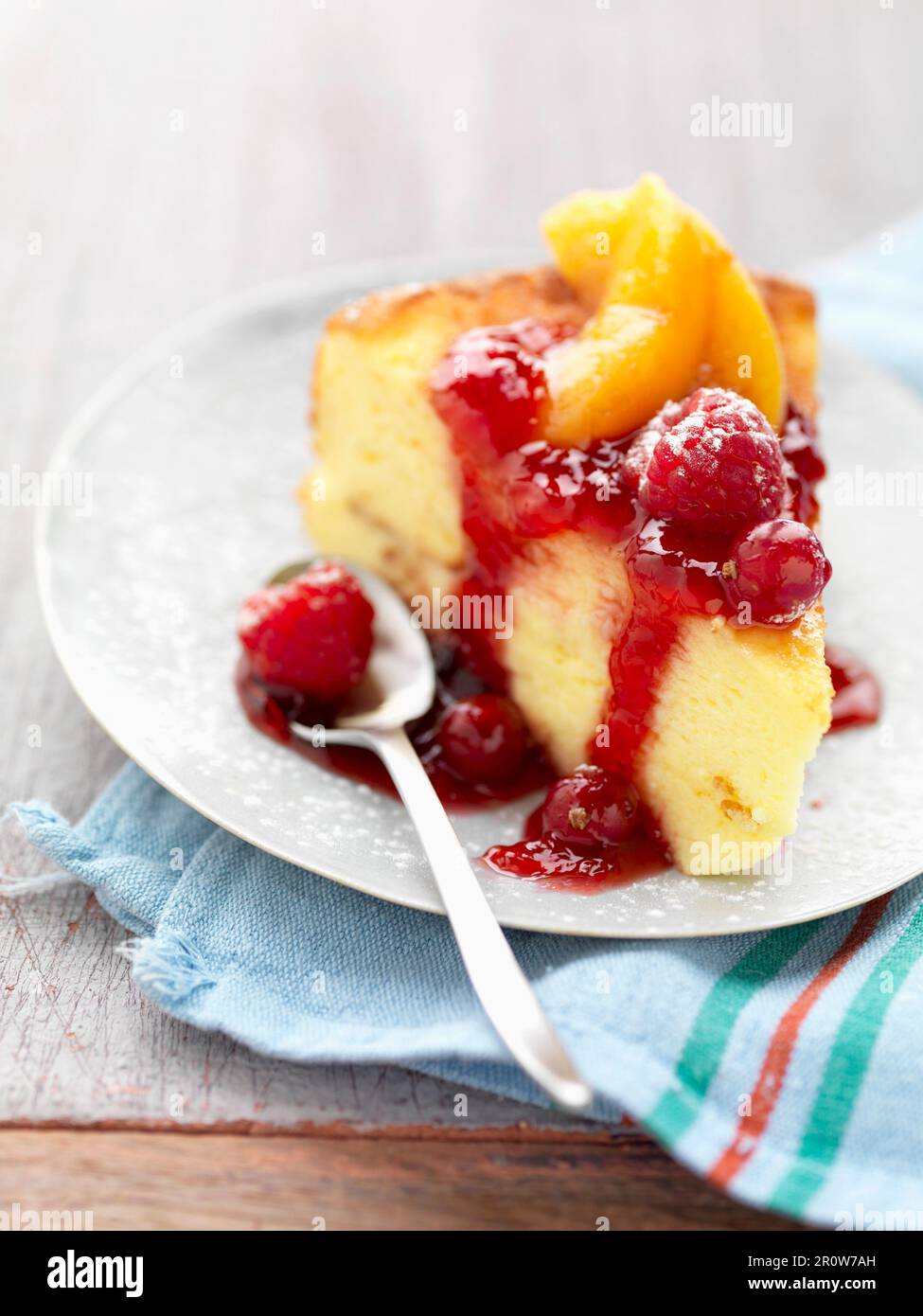 Weiche Kuchen mit geschmortem Sommer Obst Stockfoto