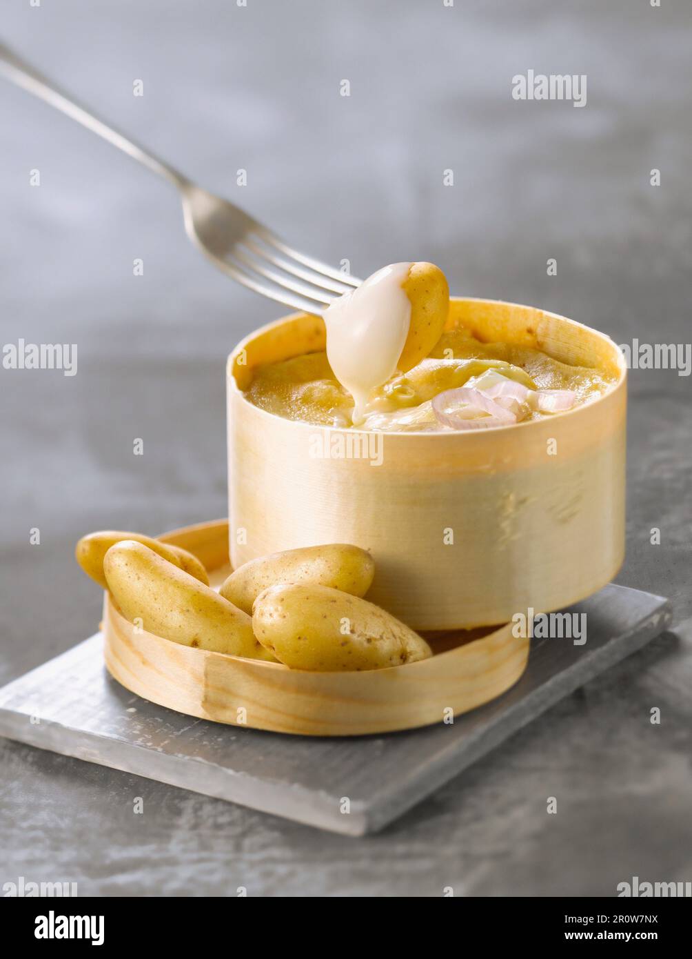 Rattes Kartoffeln mit Mont d ' or Käse Stockfoto