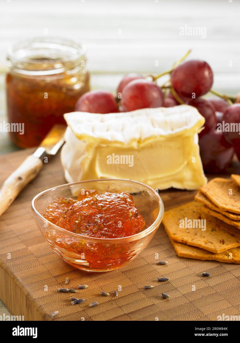 Apfel und Traubengelee mit Kräutern Stockfoto