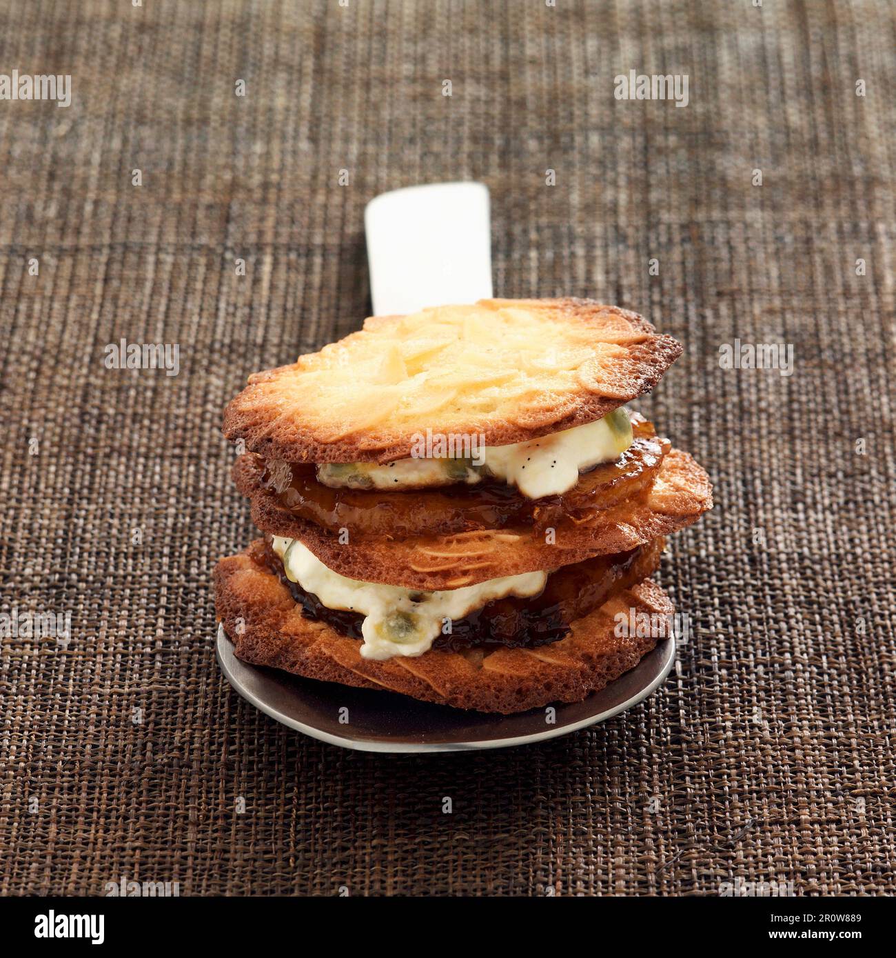 Mandelkuchen, gebratene Ananas und Passionsfrucht Schlagsahne Mille-Feuille Stockfoto