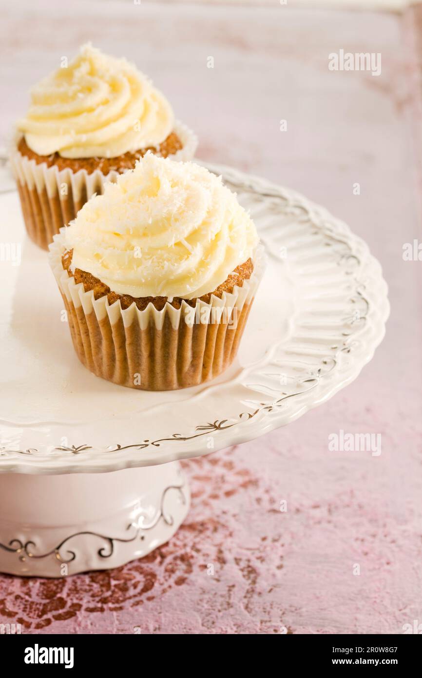 Karotten-Cupcakes mit Sahne-Belag Stockfoto