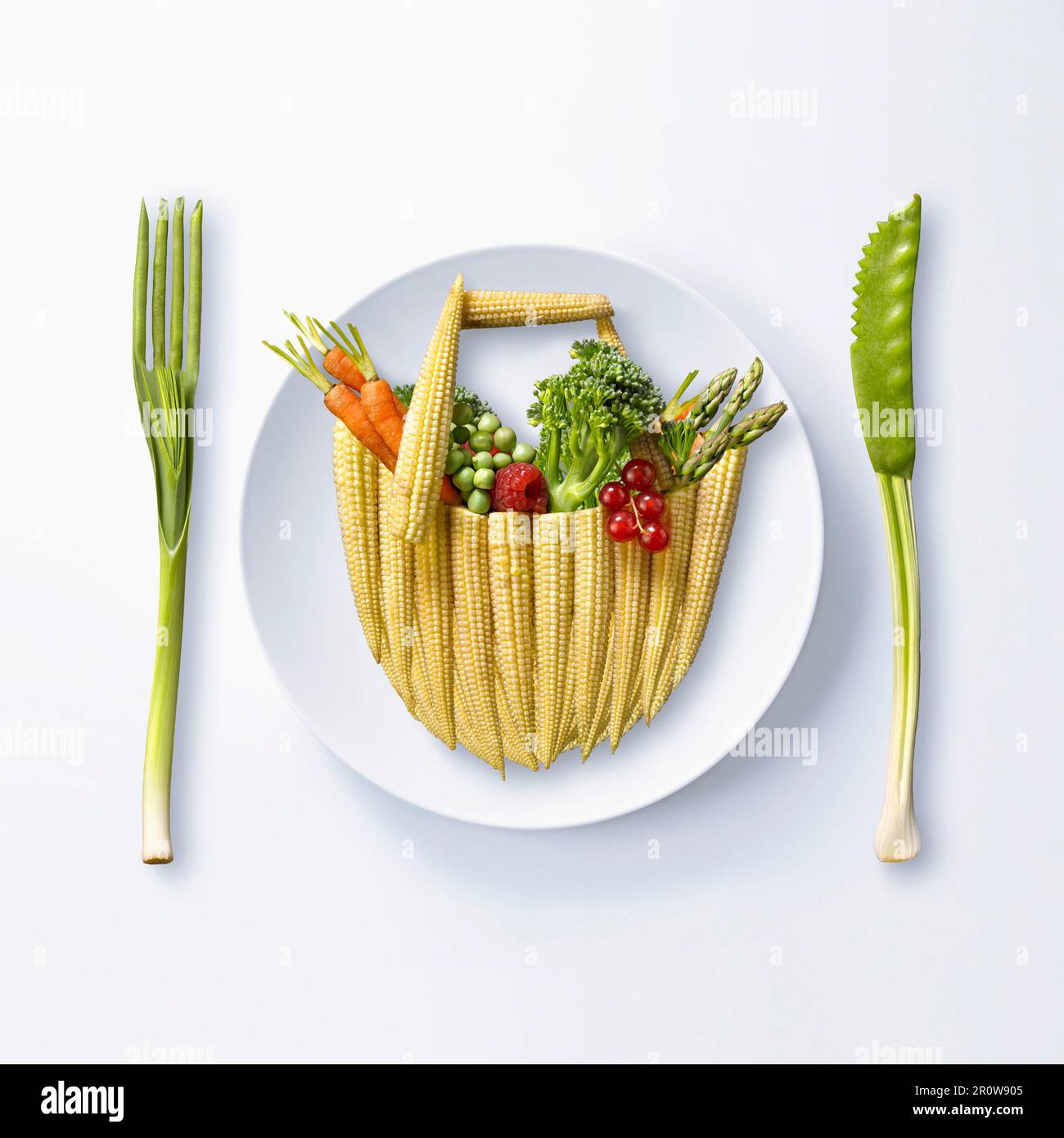 Ein Korb mit Gemüse vom Markt auf einem Teller Stockfoto