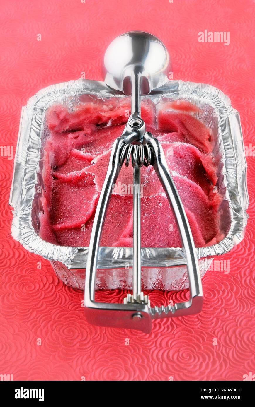 Schale mit Johannisbeereis Stockfoto