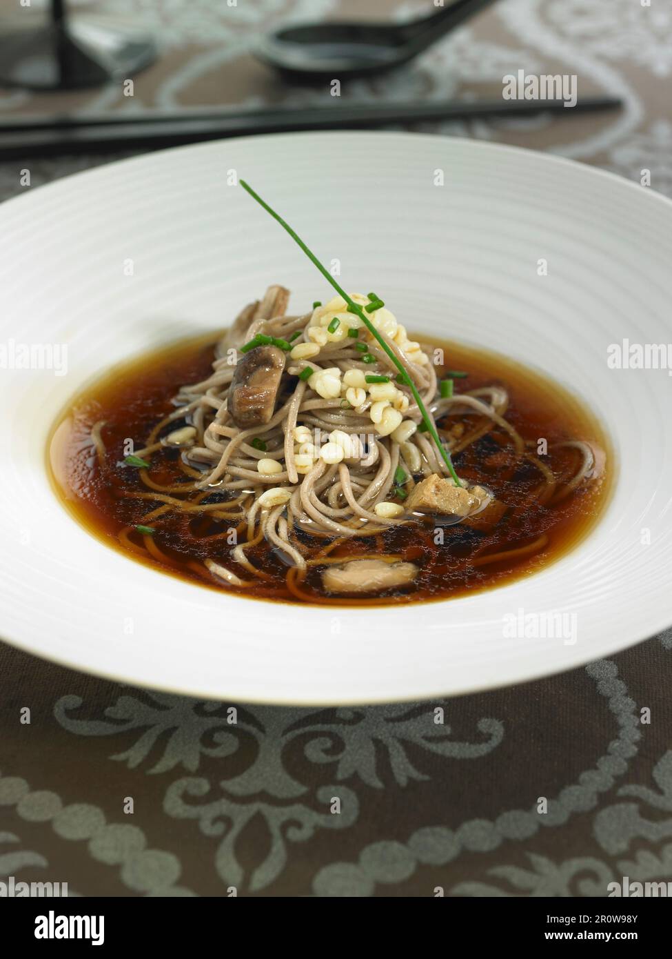 Soba-Vermicelli-Suppe mit Seitan und Pilzen Stockfoto