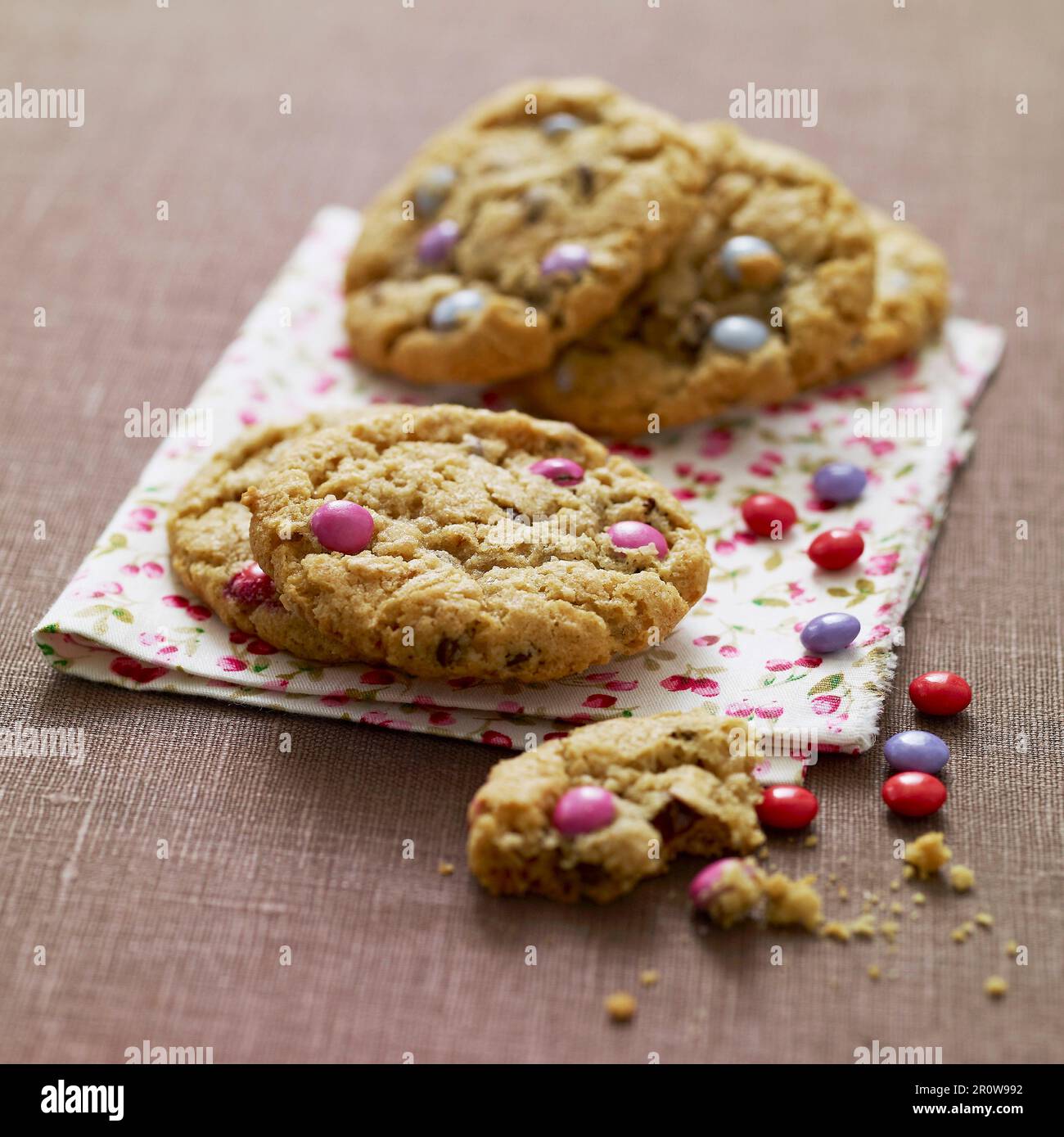 Schokoladenchip und Smarties Kekse Stockfoto