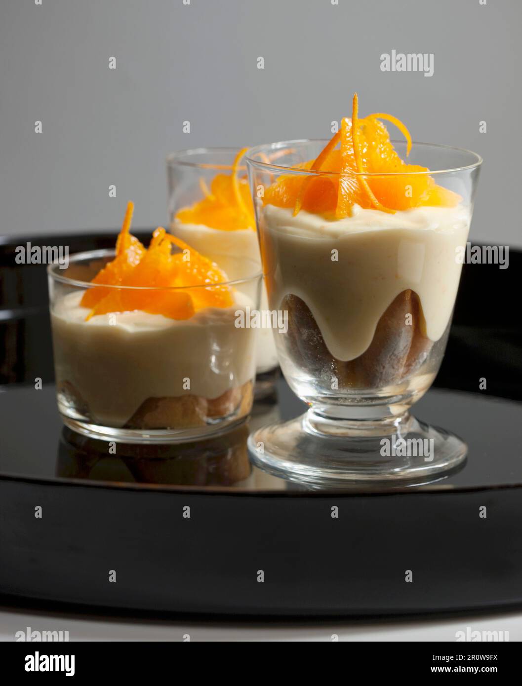 Fingerkekse und Orangenzabaglion-Dessert Stockfoto