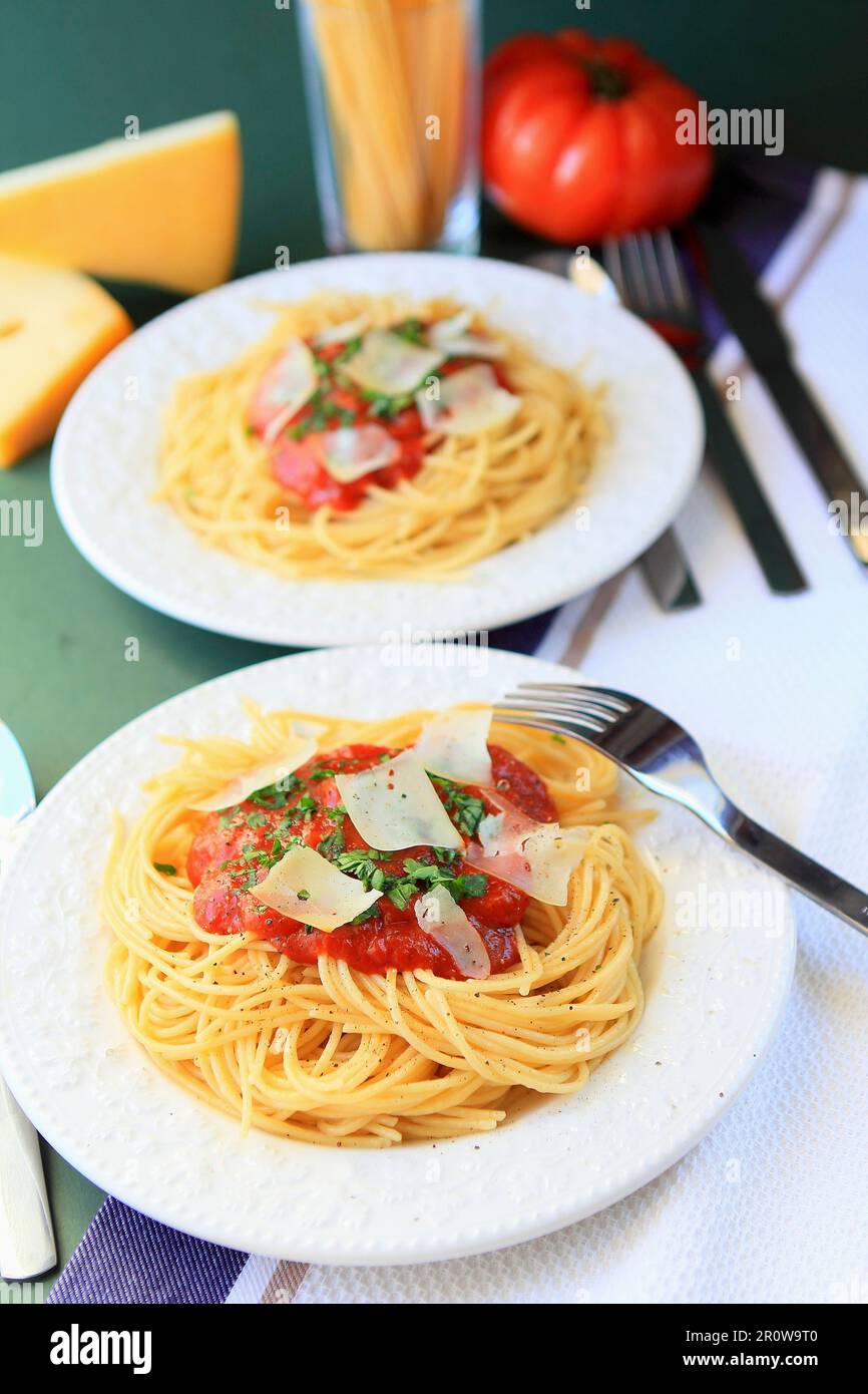 Spaghettis mit Tomatensoße und Käseflocken Stockfoto