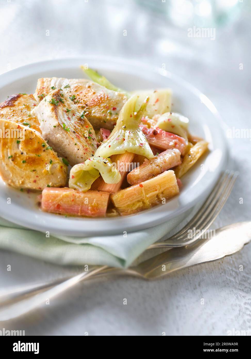 Gebratener weißer Thunfisch mit Rhabarber und Fenchel Stockfoto