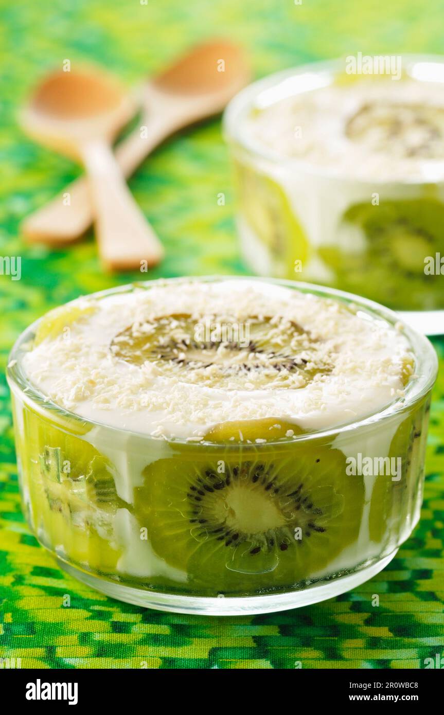Fromage Blanc, Kokosnuss und Kiwi Desserts, bevor Sie aus ihren Formen entfernen Stockfoto