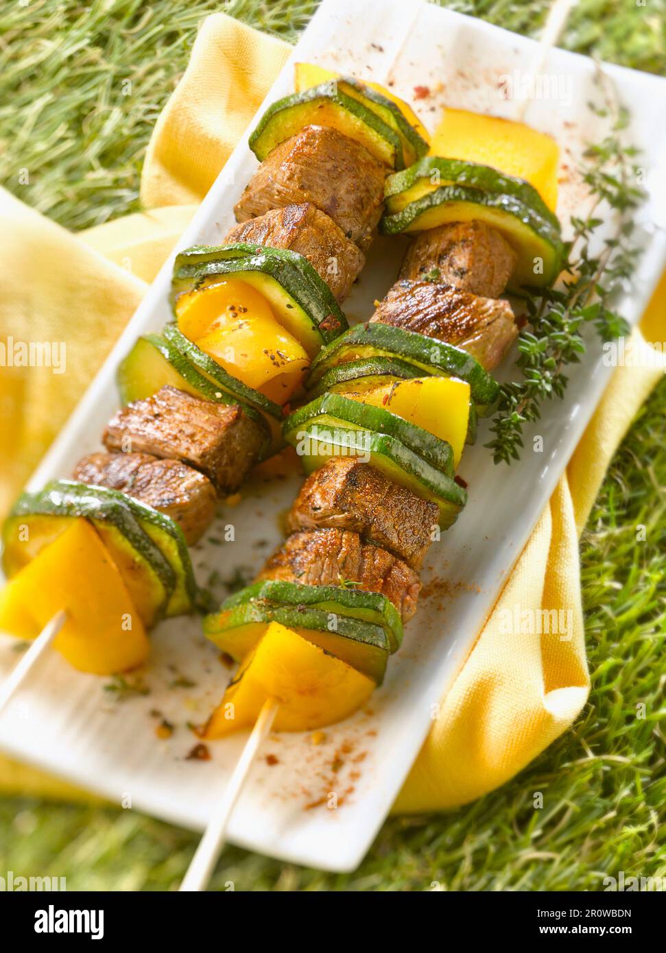 Scharfes Rindfleisch, Zucchini und gelbe Paprika-Brochetten Stockfoto