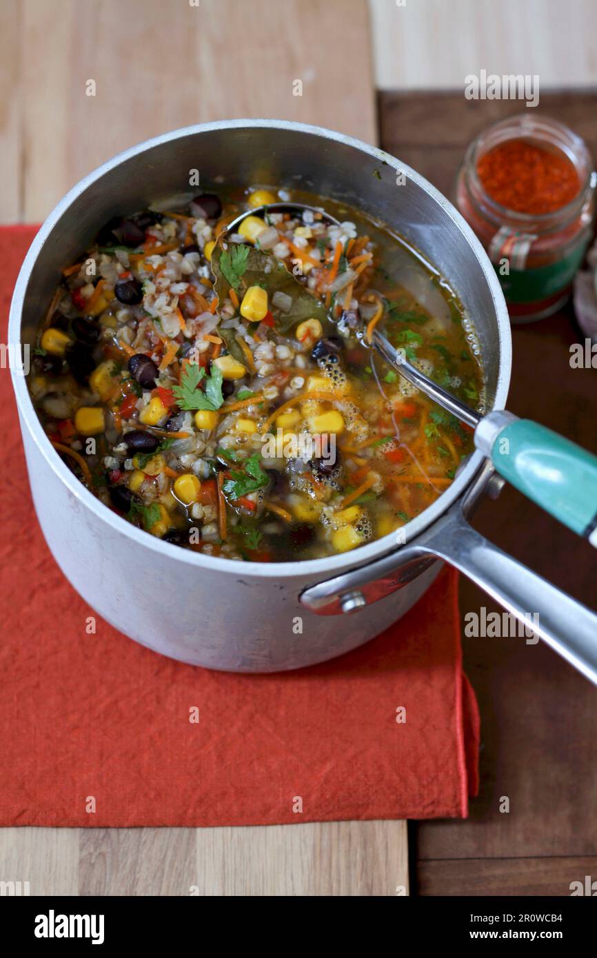 Zubereitung einer Brühe mit Reis, Zuckermais, roten Nierenbohnen und Espelettpepper Stockfoto