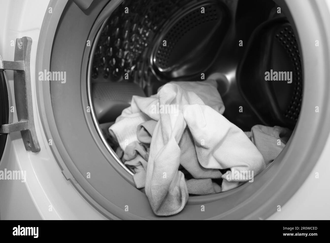 Viele schmutzige Socken in der Waschmaschine, Schließung Stockfotografie -  Alamy