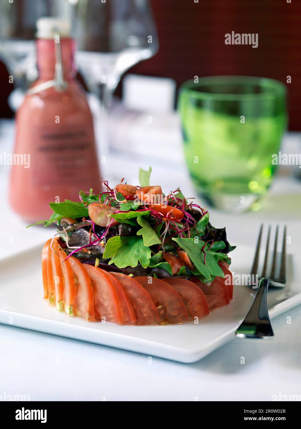 Tomate Timbale und eine tolle Salatvorspeise Stockfoto