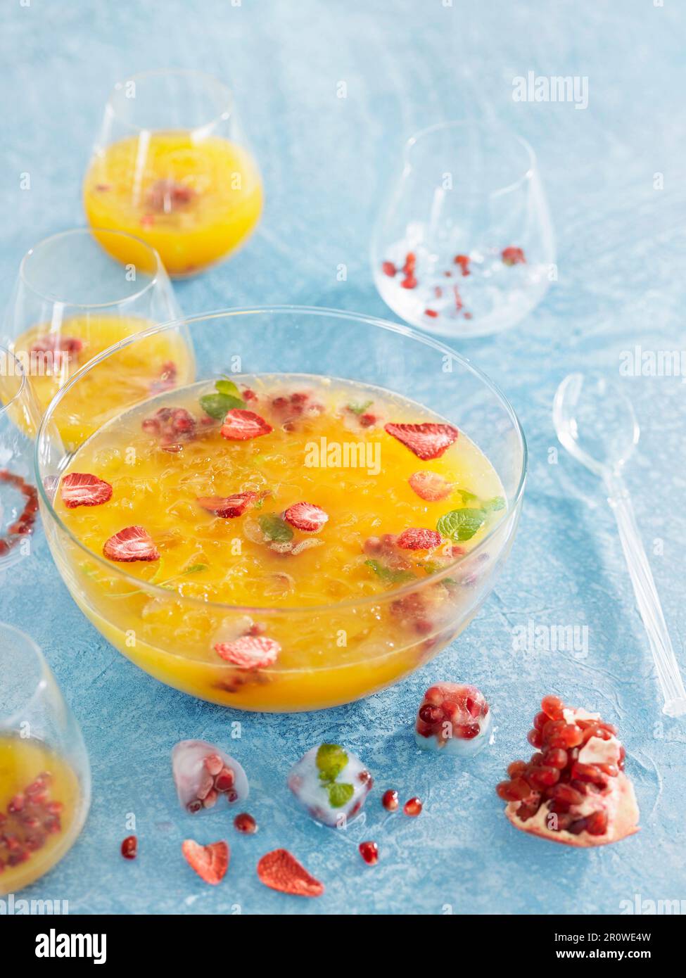 Orangensaft mit Erdbeeren und Granatapfelsamen Stockfoto