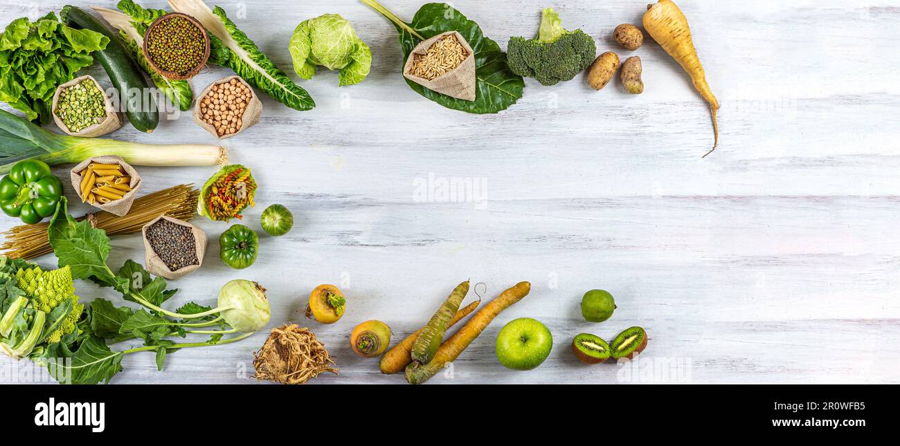 Grünes Obst und Gemüse, Hülsenfrüchte und Nudeln Stockfoto