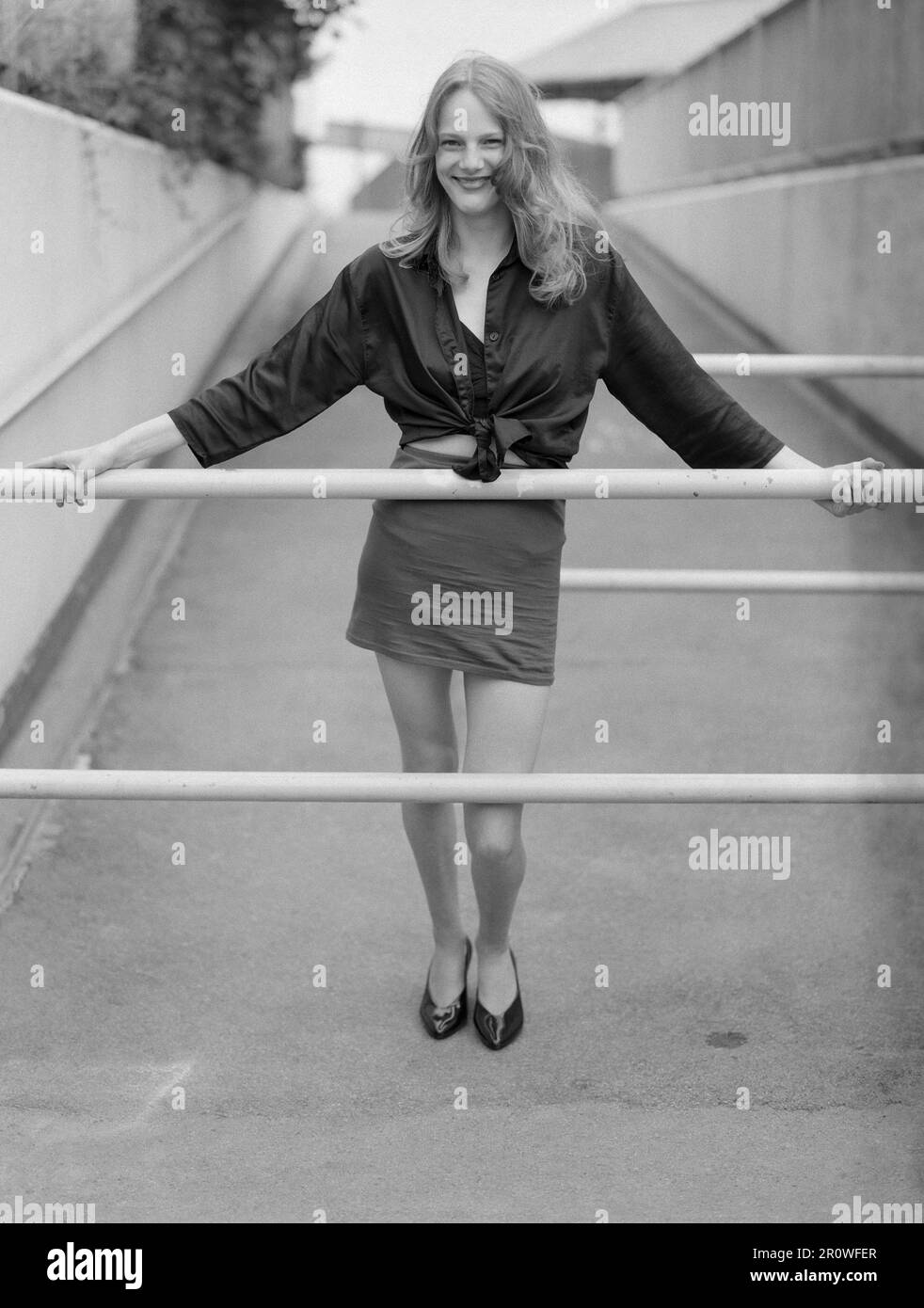 Junge, schlanke, naturblonde Frau posiert für ein Porträt unter einer Unterführung 1990er portsmouth england uk Stockfoto