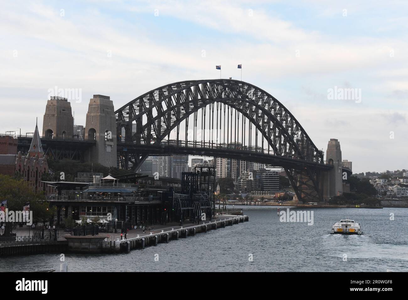 Der großartige Blick auf die Harbour Bridge in Sydney an einem regnerischen Tag: HD-Tapete aus nächster Nähe Stockfoto