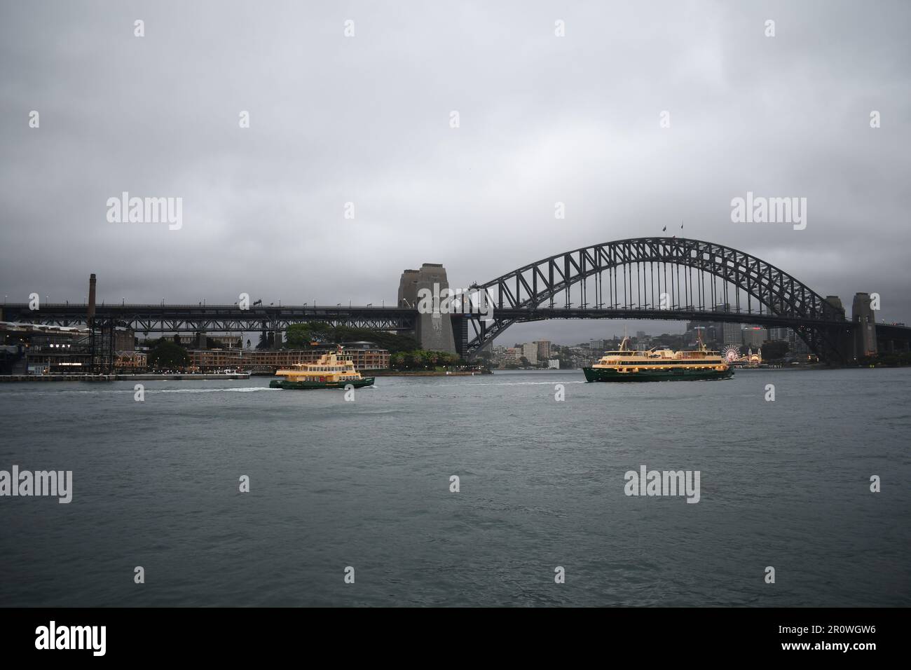 Die tolle Aussicht auf die Harbour Bridge in Sydney an einem regnerischen Tag mit Blick auf die Fähren vor dem Hotel Stockfoto