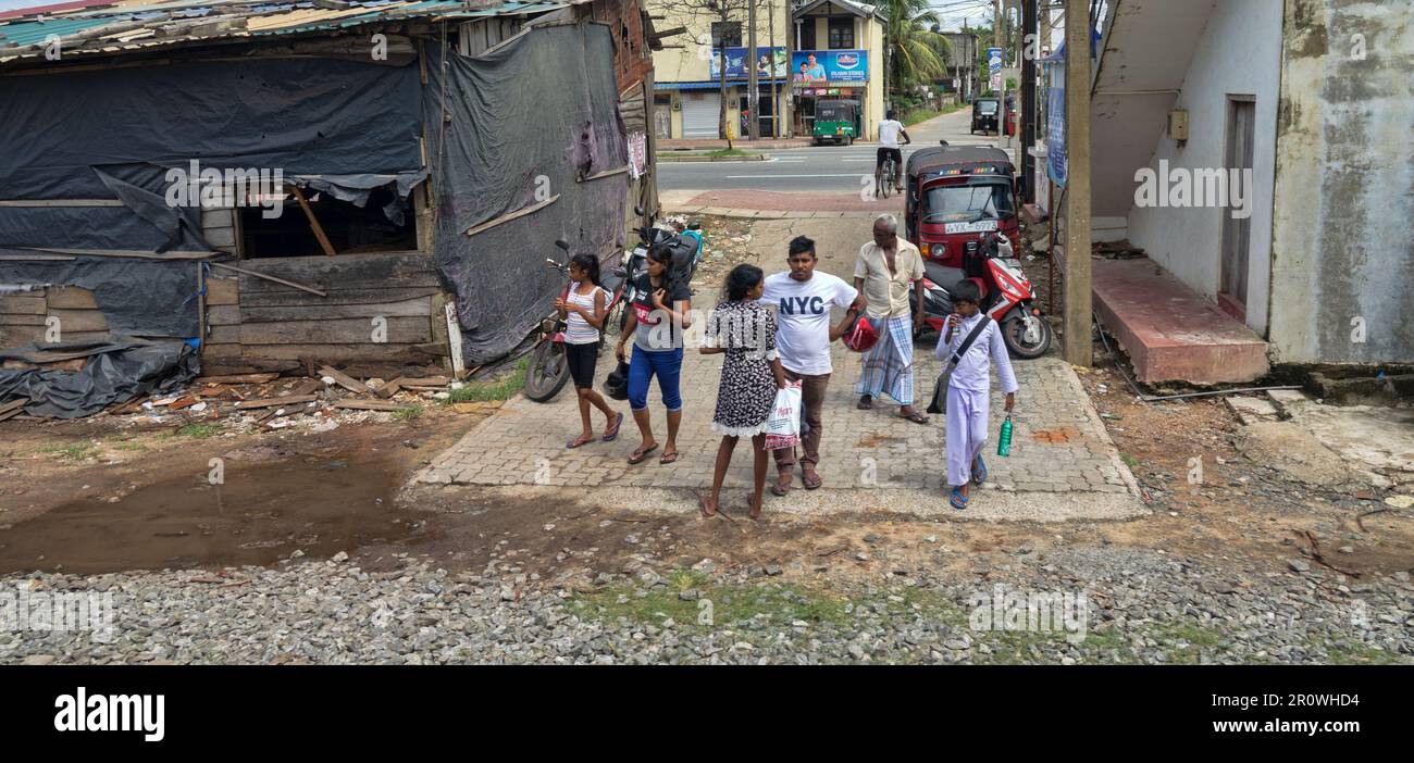 Sri Lanka, Colombo-1. Dezember 2019: Einfaches Leben der einfachen Menschen. Offenes Alltagsleben der Menschen (arme Gegenden, Bidonville) in Großstadtzustand Stockfoto