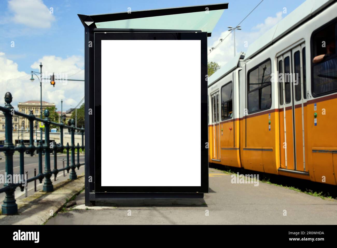 Leere weiße Anzeige und Werbetafel. Modellbasis. Leerer Posterhintergrund. Weicher urbaner Straßenhintergrund. Anzeigenbereich im vertikalen Format. Stockfoto