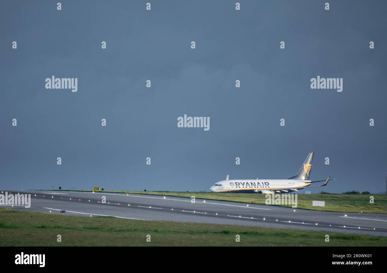 Cork Airport, Cork, Irland. 10. Mai 2023. Eine Ryanair Boeing 737 wartet vor einem Flug nach London Stanstead von Cork, Flughafen, Cork, Irland auf die Freigabe der Landebahn. David Creedon/Alamy Live News Stockfoto