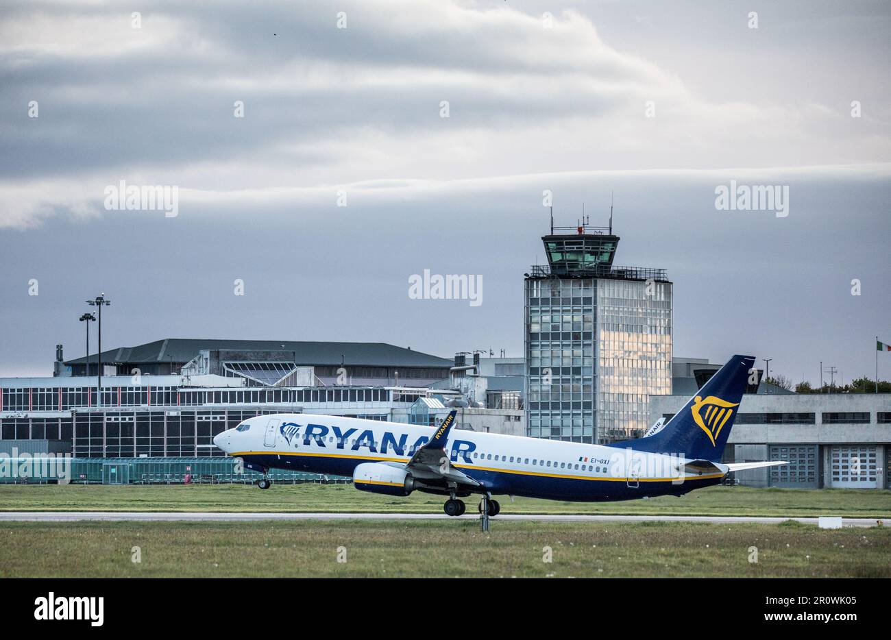 Cork Airport, Cork, Irland. 10. Mai 2023. Eine Ryanair Boeing 737 startet mit einem Flug nach Faro vom Cork Airport, Cork, Irland. David Creedon/Alamy Live News Stockfoto