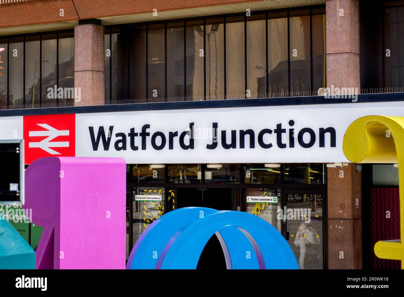 Watford Junction Bahnhof Vorplatz Eingang, Herts, England, Großbritannien Stockfoto