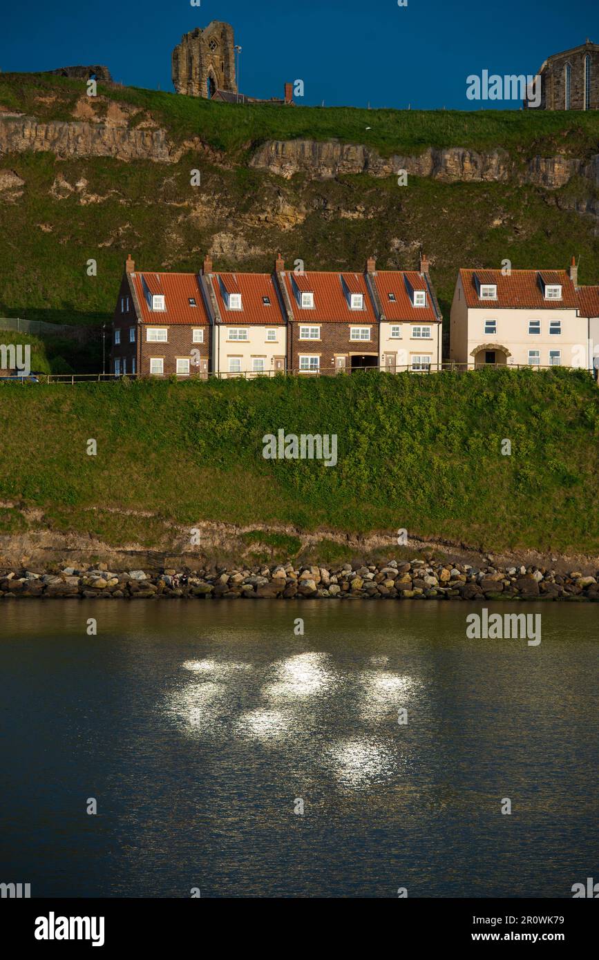 Whitby Harbour, North Yorkshire. Eine wunderschöne Küstenstadt an der Küste von North Yorkshire mit Blick auf die Nordsee. Voller britischer Herkunft. Stockfoto