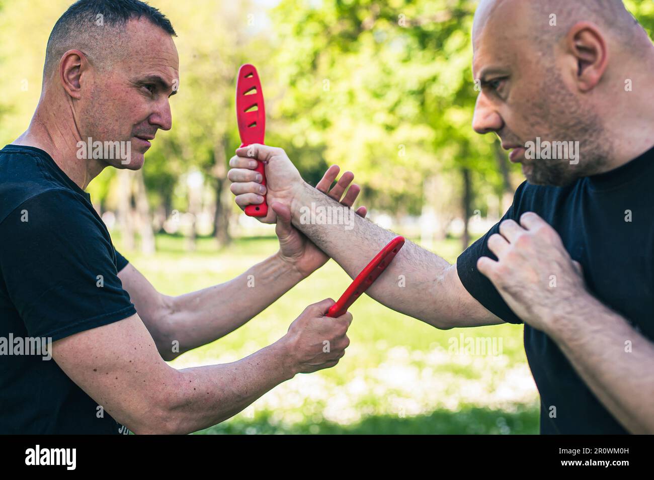 Messer gegen Messer Kampftraining. Sumbrada-Trainingsmethode. Plastikwaffen verteidigen Demonstrationsübung Stockfoto
