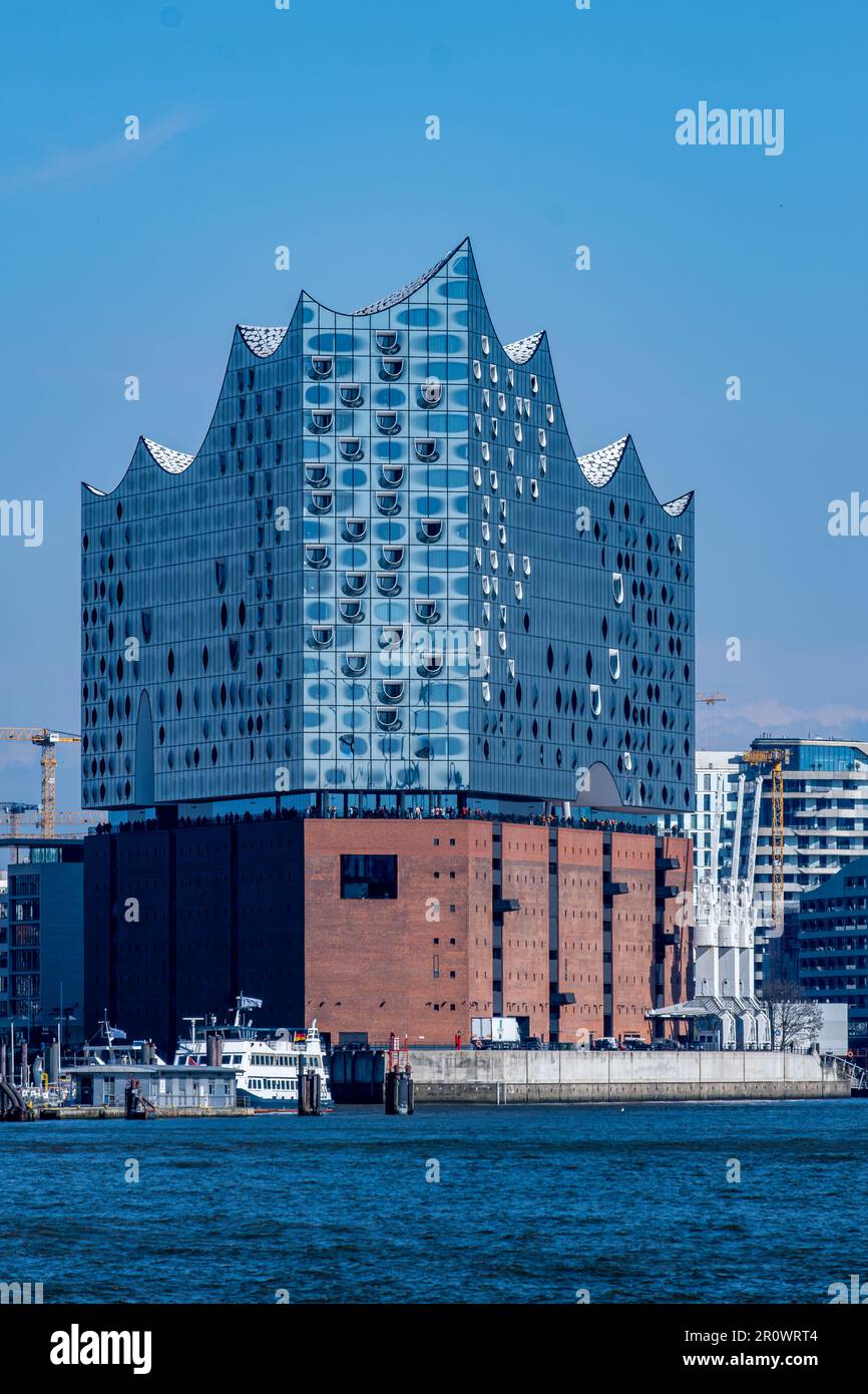 Hamburg, Deutschland - 04 17 2023: Blick auf die Elbphilharmonie im Hamburger Hafen von der Elbe Stockfoto