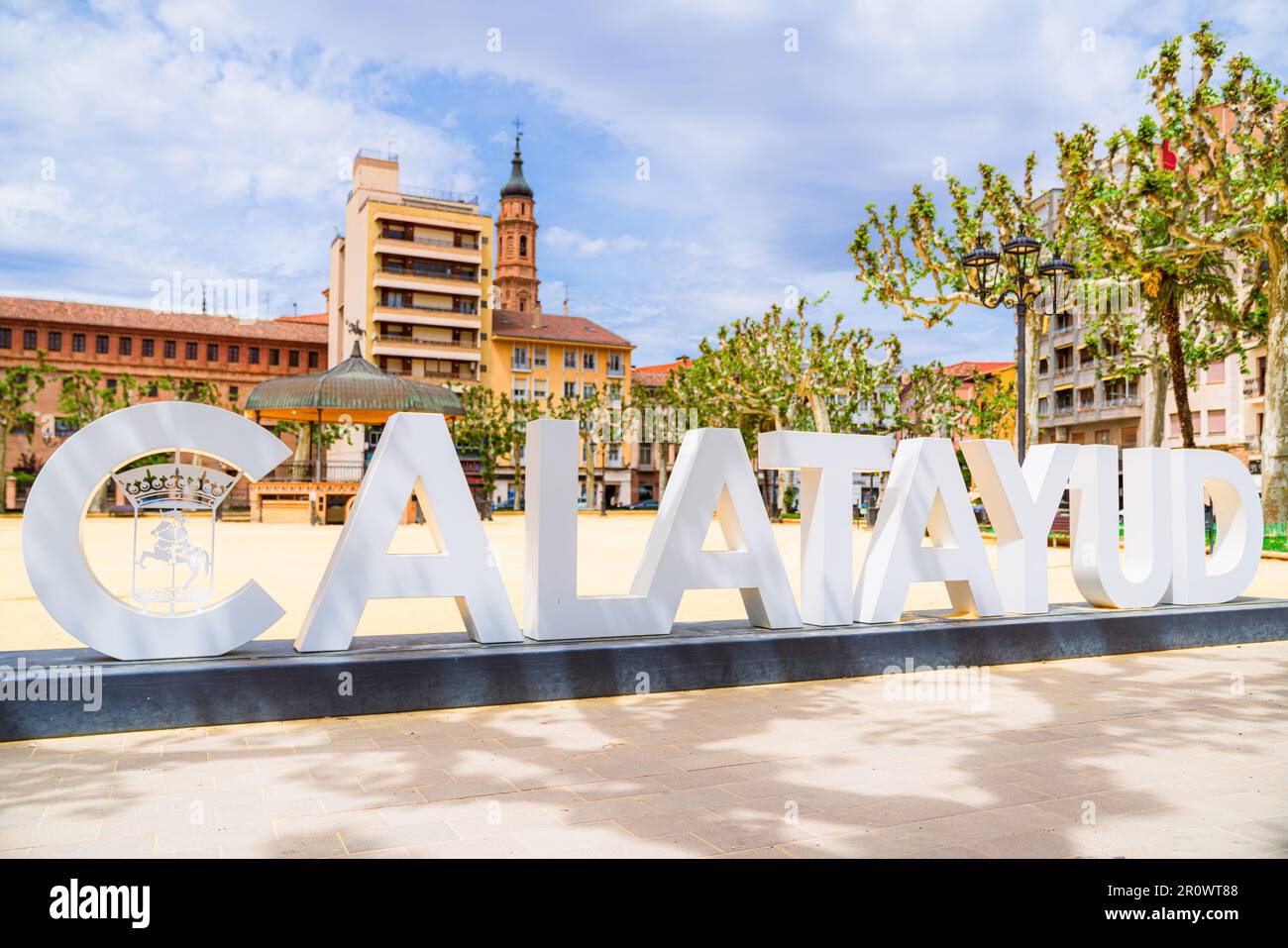 Calatayud, Spanien. 27. April 2023. Unterschreiben Sie mit dem Namen der Stadt und verwenden Sie weiße Buchstaben in drei Dimensionen Stockfoto