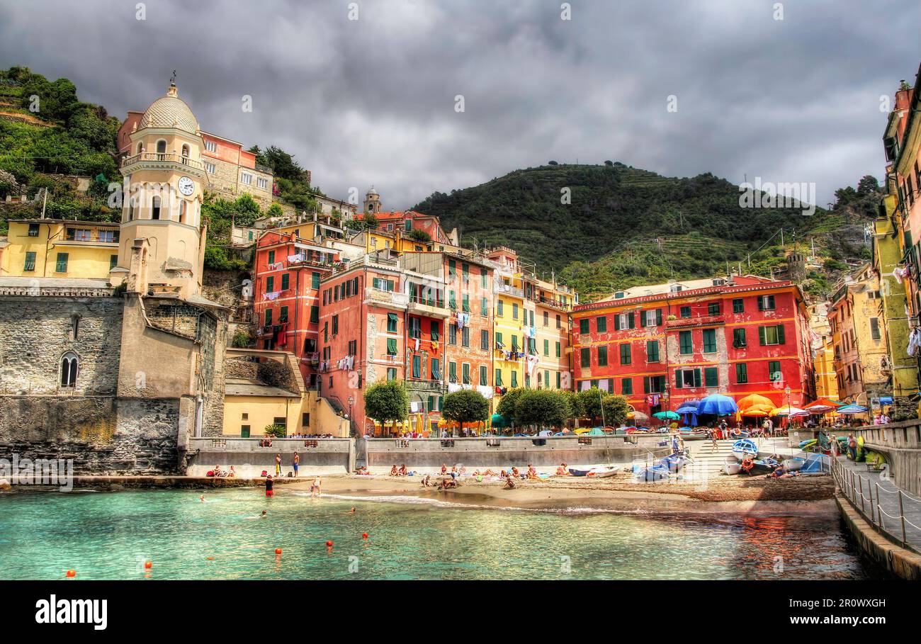 Der Strand und der Stadtplatz von Vernazza in Ligurien, Italien, eines der fünf „Cinque Terre“-Dörfer Stockfoto