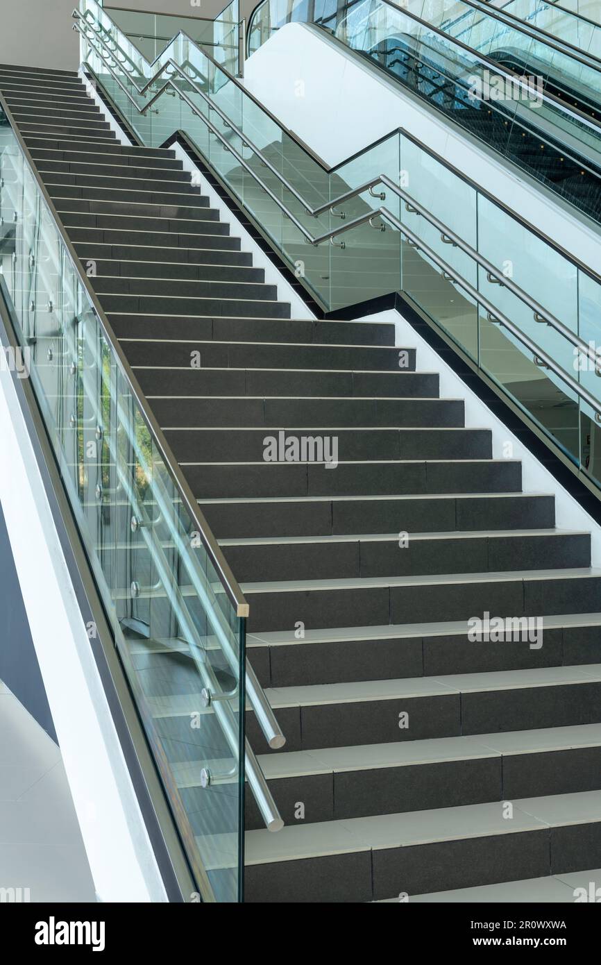 Moderne Treppe, die zum Bürogebäude im Obergeschoss führt - Stockfoto Stockfoto