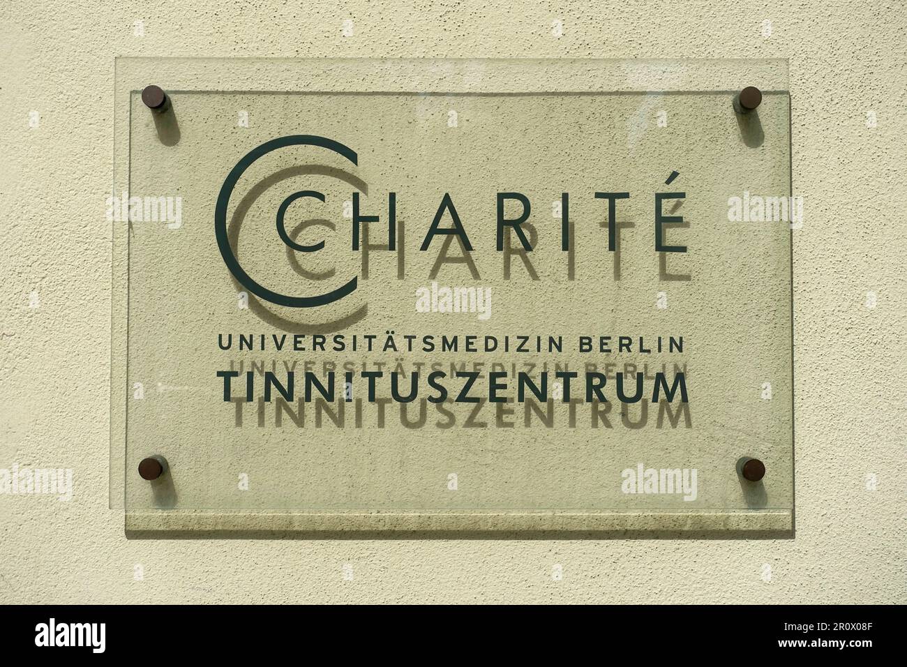 Zeichen der Charité, Tinnitus Center, Berlin, Deutschland, öffentliches Gelände Stockfoto