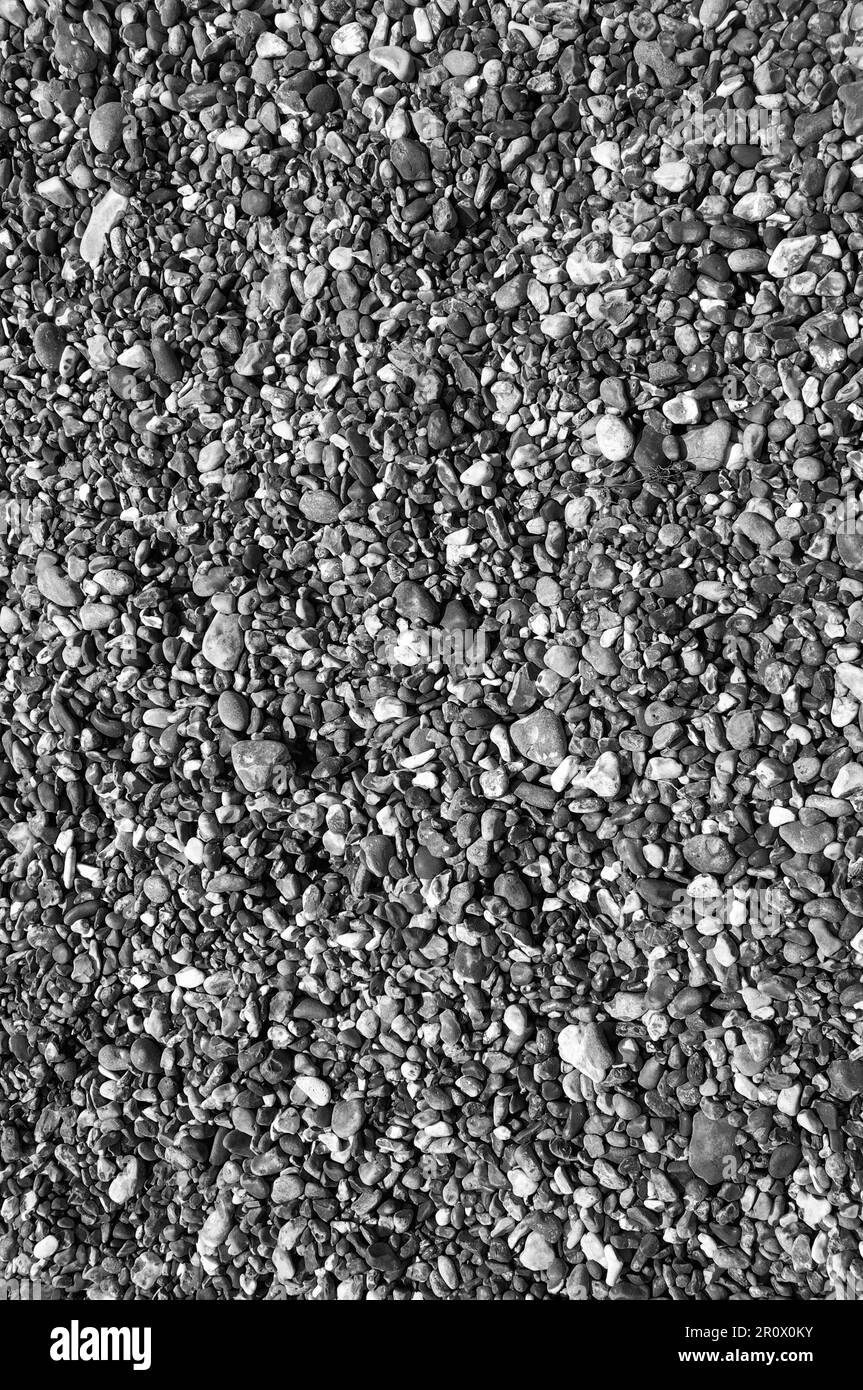 Im Vereinigten Königreich - Schwarzweißbild, das die abstrakte Textur eines Kieselstrands zeigt Stockfoto