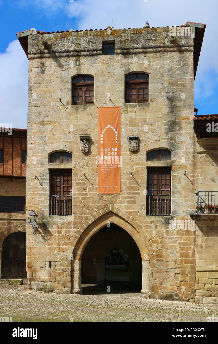 Fassade des gotischen Torre de don Borja Plaza de Ramón y Pelayo Santillana del Mar Cantabria Spanien aus dem 15. Jahrhundert Stockfoto