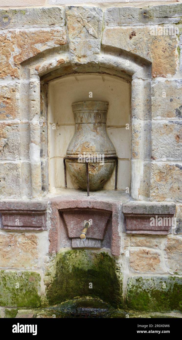 Springbrunnen mit geschnitzter Steinvase Santillana del Mar Cantabria Spanien Stockfoto