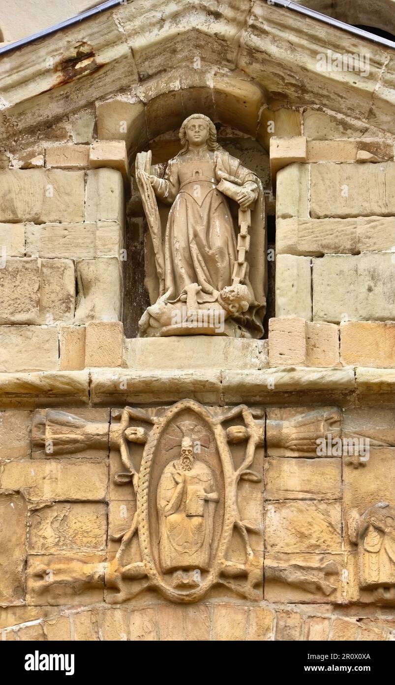 Verwitterte Details der Fassade der romanischen Architektur aus dem 12. Jahrhundert der Colegiata Santa Juliana Santillana del Mar Cantabria Spanien Stockfoto