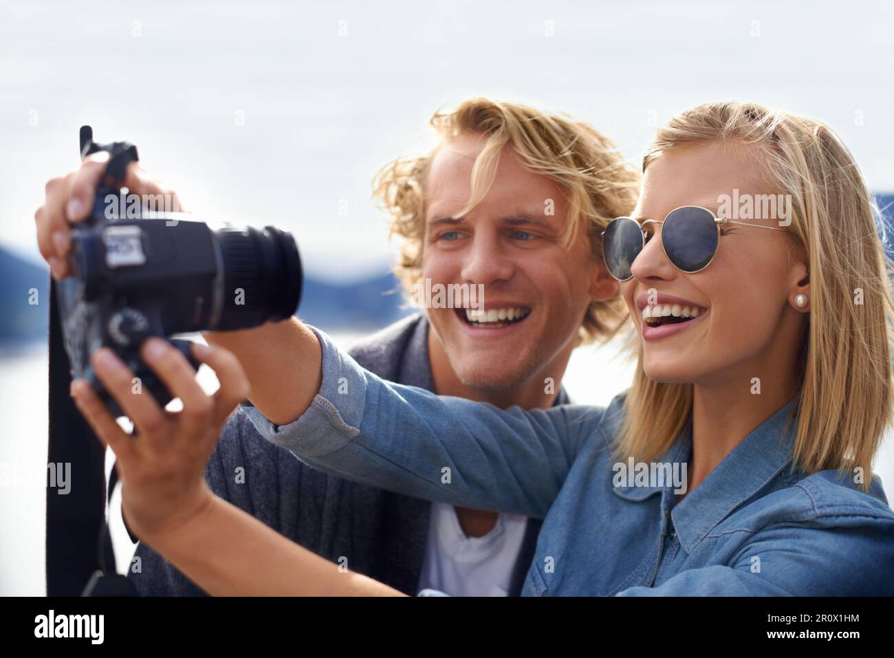 Halten Sie Liebesmomente in der freien Natur fest. Ein Foto von einem jungen Paar, das ein Selbstporträt auf einem Road Trip macht. Stockfoto
