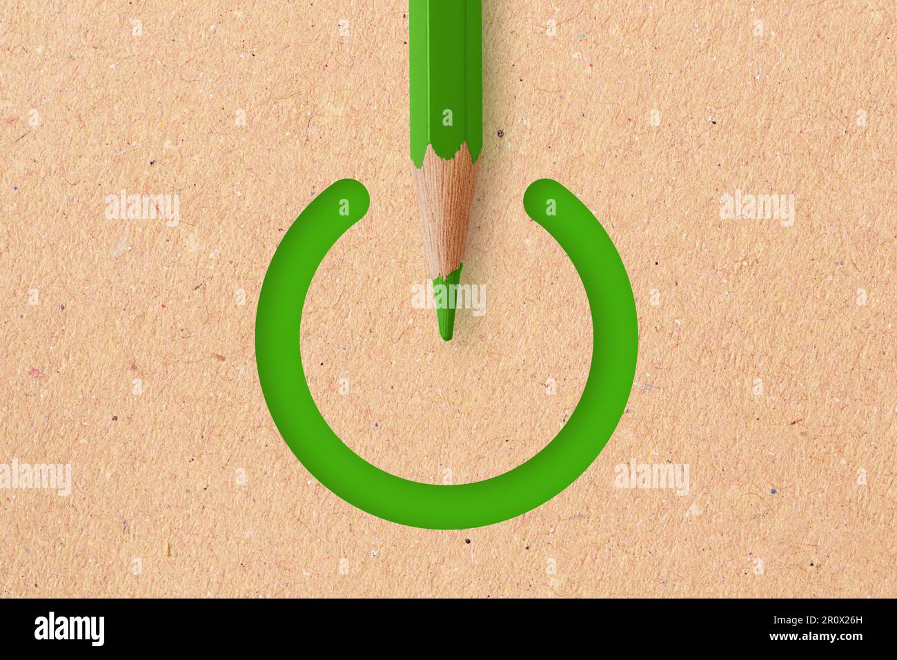 Grünes Power-Symbol mit grünem Bleistift auf Recycling-Papierhintergrund - Konzept von Ökologie und kreativem Denken Stockfoto