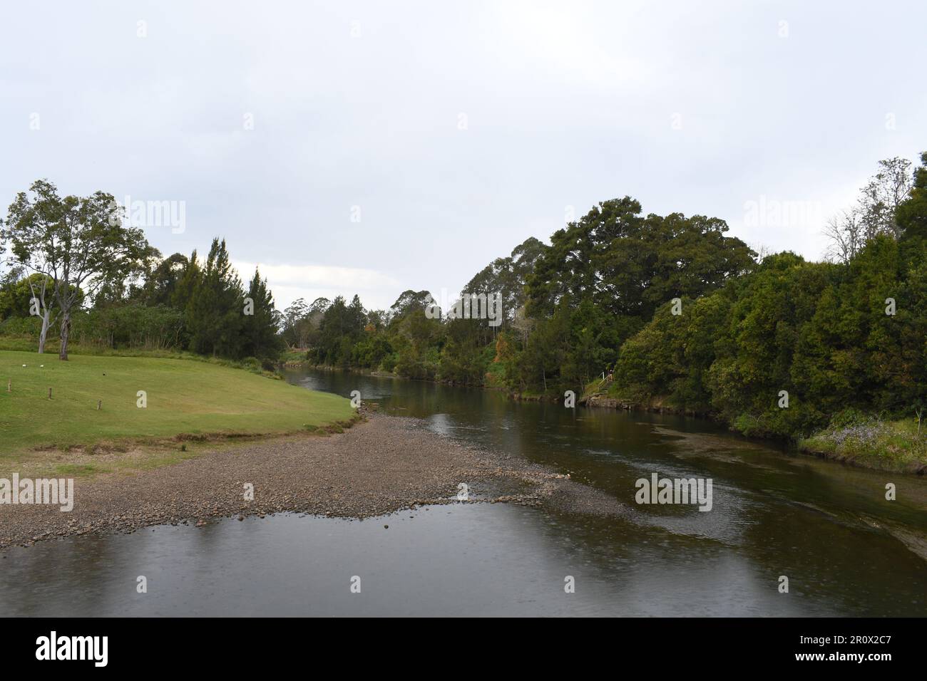 Der Bellinger River im Regen zeigt seine majestätische Schönheit auf dem Weg zum Wasserfall Way in Bellingen, NSW, Australien Stockfoto