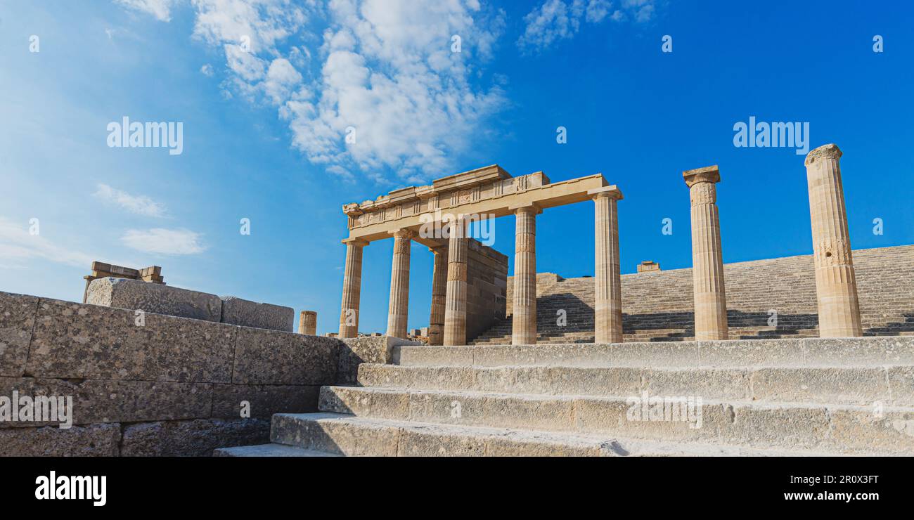 Schöne Aussicht auf antike prächtige griechische Säulen der Akropolis von Lindos Rhodos. Stockfoto