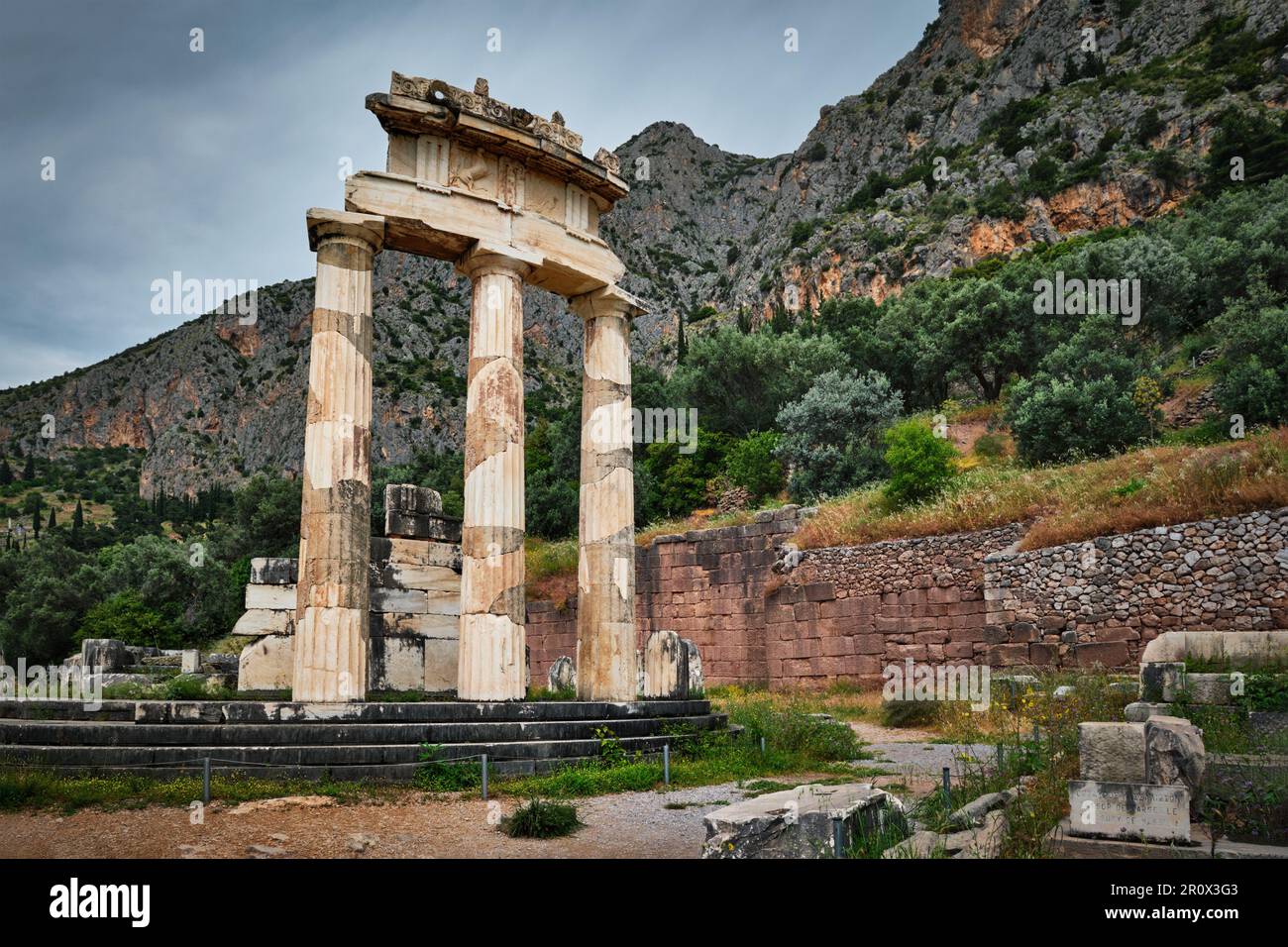 Tholos mit dorischen Säulen am Heiligtum der Athena Pronoia Tempelruinen im antiken Delphi, Griechenland Stockfoto