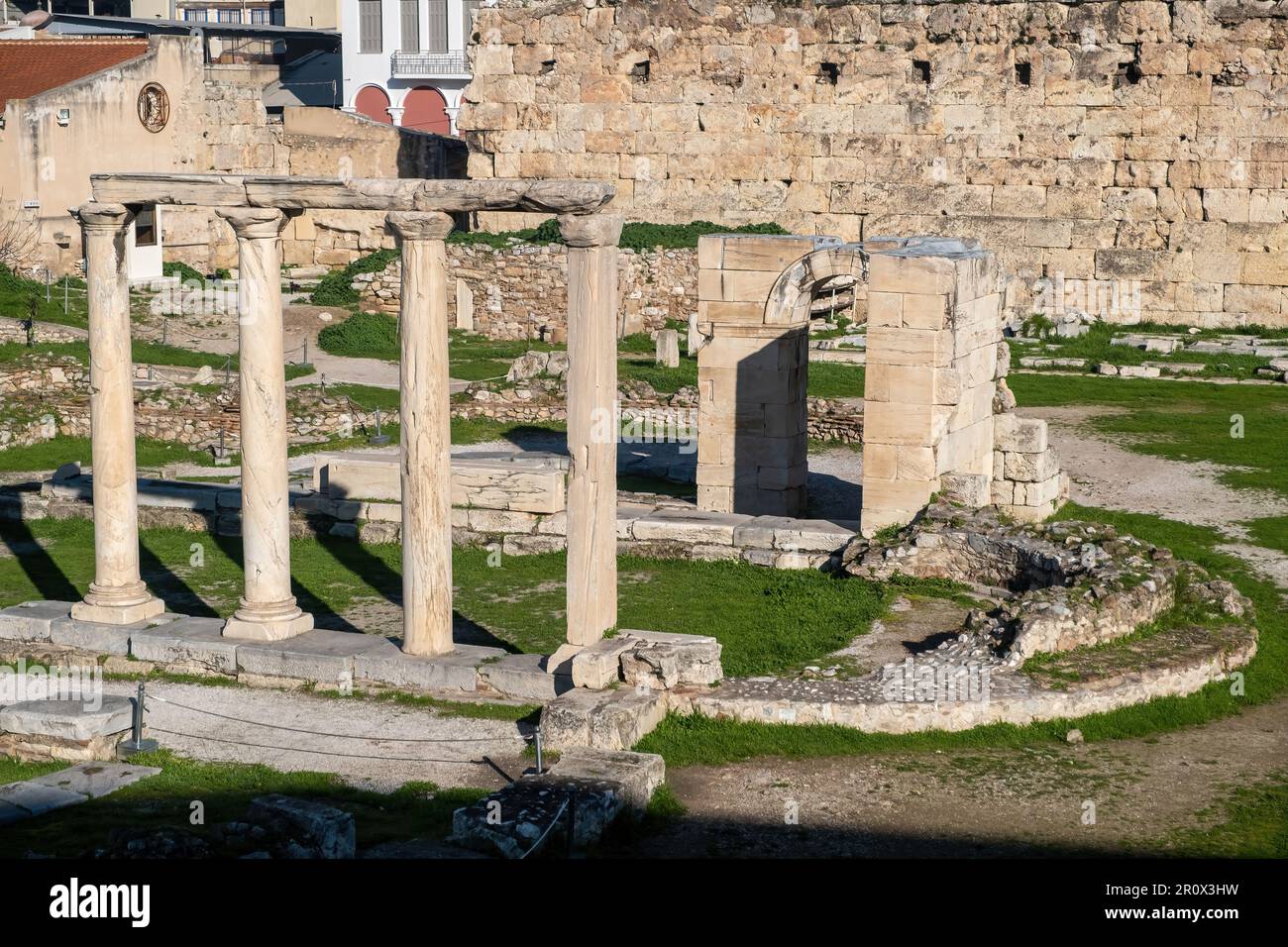 Roman Agora, Athen Griechenland. Steinsäulen und Mauern, antikes Gebäude bleibt im Plaka-Gebiet im Stadtzentrum. Stockfoto