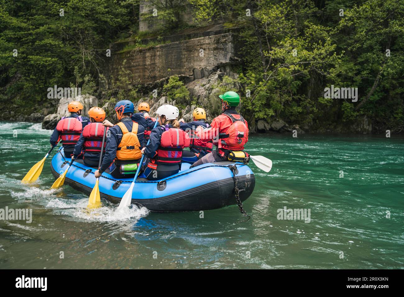 Gruppe von Menschen Rafting im Schlauchboot auf einem Fluss Stockfoto