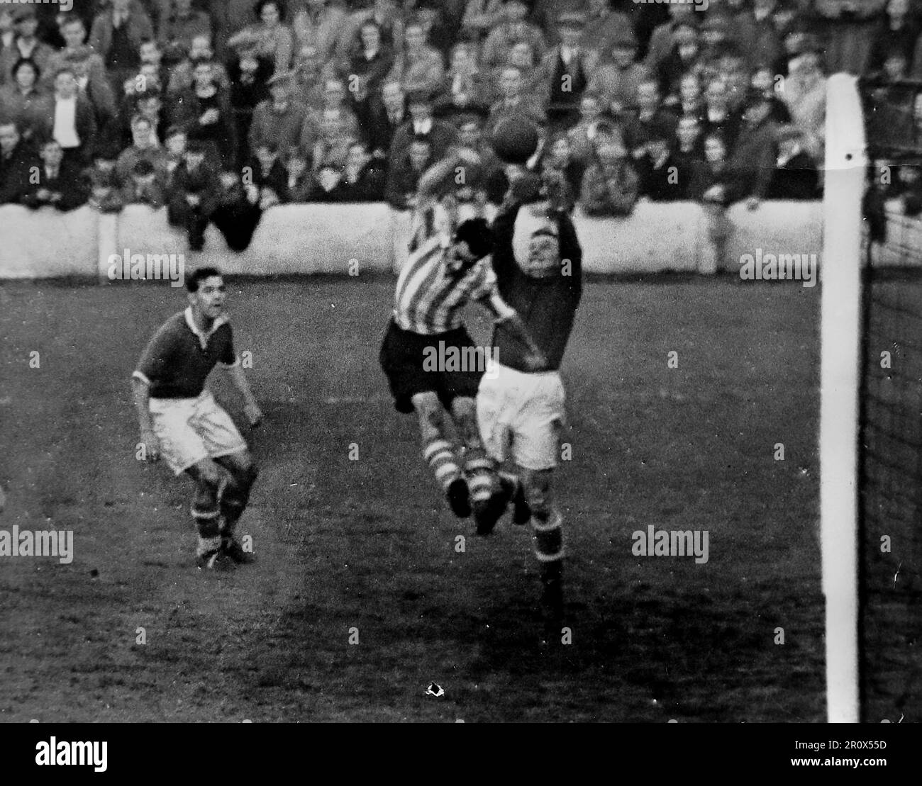 Association Football Photo, Western Mail and Echo, 14. Oktober 1950. Ein Action-Shot aus dem Spiel zwischen Cardiff City und Southampton im Ninian Park. Das Spiel wurde 2:2. Das Foto zeigt den Torwart von Cardiff und einen Southampton-Spieler, der um den Ball kämpft. Stockfoto